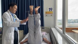 Hình ảnh bác sĩ thăm khám bệnh nhân sau điều trị đột quỵ nhồi máu não