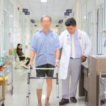 KHỚP GỐI “ĐÓNG BĂNG”, KHÔNG THỂ CO DUỖI – NGƯỜI ĐÀN ÔNG TÌM LẠI BƯỚC ĐI SAU PHẪU THUẬT THAY KHỚP