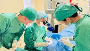 Hình ảnh bác sĩ đang tiến hành phẫu thuật khâu giác mạc cho bệnh nhân