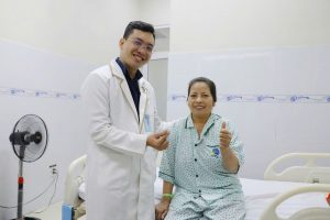 BÁC SĨ VÀ BỆNH NHÂN NGÀY XUẤT VIỆN