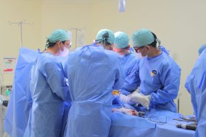 Hình ảnh ekip phẫu thuật điều trị hoại tử chỏm xương đuổi