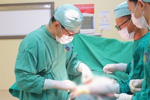 Hình ảnh ekip phẫu thuật cho bệnh nhân bị dính ruột do vết mổ cũ