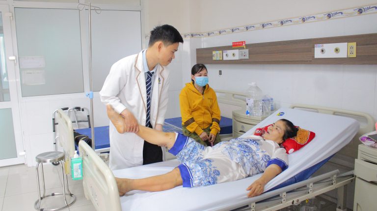 NGƯỜI PHỤ NỮ LẤY LẠI KHẢ NĂNG ĐI LẠI SAU TAI NẠN GIAO THÔNG GÂY GÃY XƯƠNG ĐÙI NGHIÊM TRỌNG
