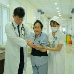 NHẬP VIỆN VÌ VIÊM PHỔI, CỤ BÀ 76 TUỔI BẤT NGỜ PHÁT HIỆN TỦY SỐNG BỊ CHÈN ÉP NẶNG