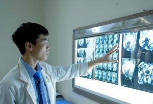 Hình ảnh bác sĩ xem kết quả cận lâm sàng