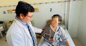 Hình ảnh bác sĩ thăm khám và kiểm tra vận động cho bệnh nhân sau mổ