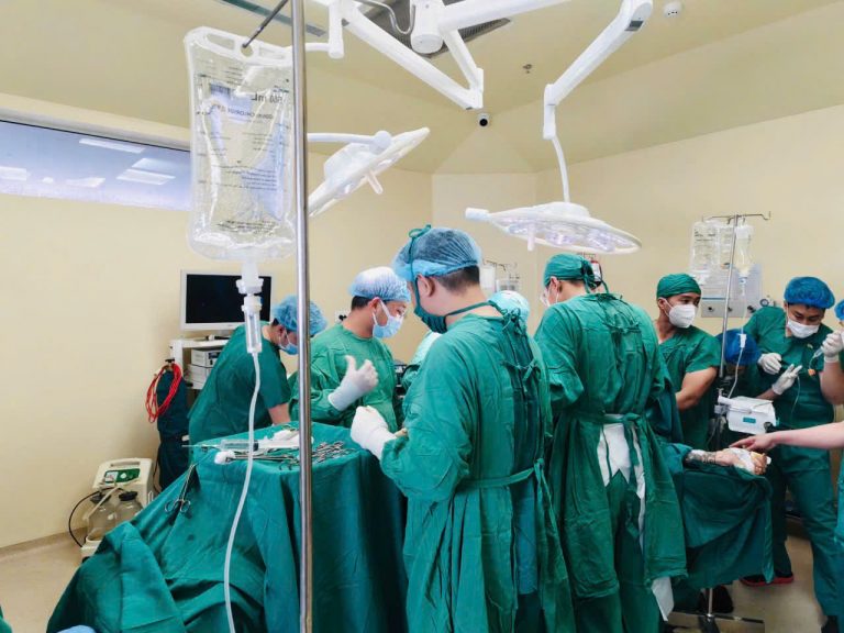 GIÀNH LẠI SỰ SỐNG CHO NAM THANH NIÊN 20 TUỔI BỊ ĐA VẾT THƯƠNG THẤU NGỰC, RÁCH TĨNH MẠCH DƯỚI ĐÒN NGUY KỊCH