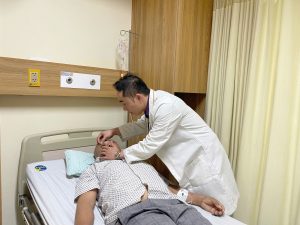 Hình ảnh bác sĩ thăm khám bệnh nhân bị ung thư hai hốc mắt một bệnh lý của Lymphoma