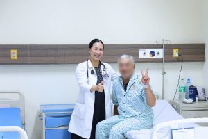 Hình ảnh bác sĩ thăm khám bệnh nhân