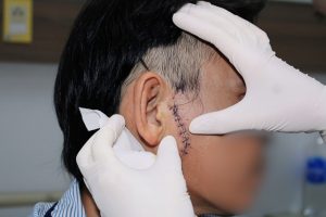 Hình ảnh bác sĩ thăm khám bệnh nhân