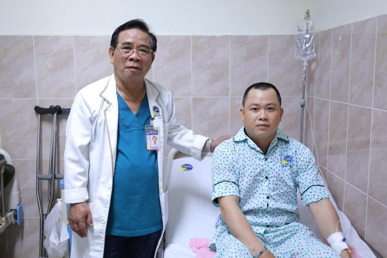HOẠI TỬ CHỎM XƯƠNG ĐÙI TIẾN TRIỂN NẶNG KHIẾN NAM THANH NIÊN RƠI VÀO CẢNH CHÂN THẤP CHÂN CAO