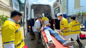 Hình ảnh ekip cấp cứu vận chuyển người bệnh từ hiện trường về bệnh viện