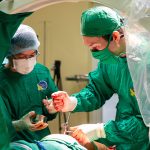 GIỮ LẠI KHỚP HÁNG TỰ NHIÊN BẰNG KỸ THUẬT GHÉP XƯƠNG, GIÚP NỮ BỆNH NHÂN TÌM LẠI NHỮNG BƯỚC ĐI KHÔNG ĐAU
