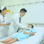 CHỦ QUAN KHI TRẺ BẮT ĐẦU HẠ SỐT: BÉ GÁI 11 TUỔI BẤT NGỜ RƠI VÀO SỐC SỐT XUẤT HUYẾT TRONG ĐÊM