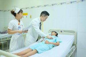 Hình ảnh bác sĩ thăm khám bệnh nhi sốc sốt xuất huyết
