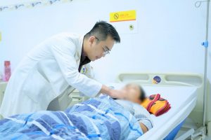 Hình ảnh bác sĩ thăm khám bệnh nhân