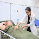 KHỐI U BUỒNG TRỨNG GẦN 20CM XOẮN, HOẠI TỬ TRONG CƠ THỂ CÔ GÁI HƠN 120KG: PHẪU THUẬT NỘI SOI THÀNH CÔNG, HỒI PHỤC CHỈ SAU 3 NGÀY.