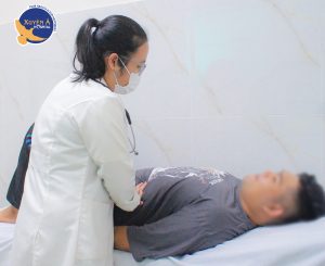 Hình ảnh bác sĩ thăm khám bệnh nhân trong quá trình điều trị sốt xuất huyết Dengue và đái tháo đường type 2