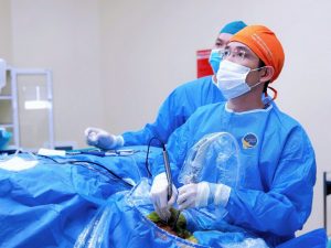 Bác sĩ Khoa Sọ não cột sống thực hiện phẫu thuật u tuỷ ngực
