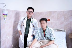 Hình ảnh bác sĩ và bệnh nhân suy hô hấp ngày xuất viện