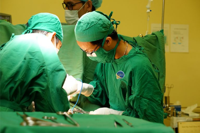 BÁC SĨ BẬT BÁO ĐỘNG ĐỎ, KHÔNG CHỜ NGƯỜI NHÀ ĐỂ CỨU BỆNH NHÂN NGUY KỊCH