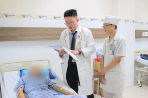 Hình ảnh bác sĩ thăm khám bệnh nhân S là 1 trong 2 thanh niên bị tai nạn giao thông