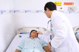 Hình ảnh bác sĩ kiểm tra bệnh sau điều trị
