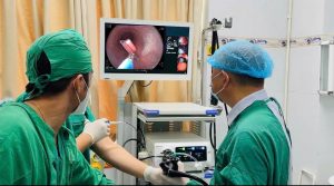 Hình ảnh ekip nội soi cho bệnh nhân vô tình nuốt phải viên thuốc còn nguyên vỏ