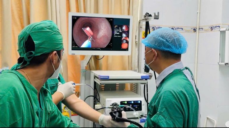 VÔ TÌNH NUỐT PHẢI VIÊN THUỐC CÒN NGUYÊN VỎ NHỌN