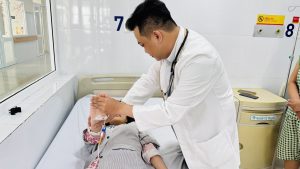 Hình ảnh bác sĩ thăm khám bệnh nhi bị động kinh