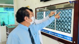 Hình ảnh bác sĩ xem kết quả cận lâm sàng của bệnh nhân đột quỵ