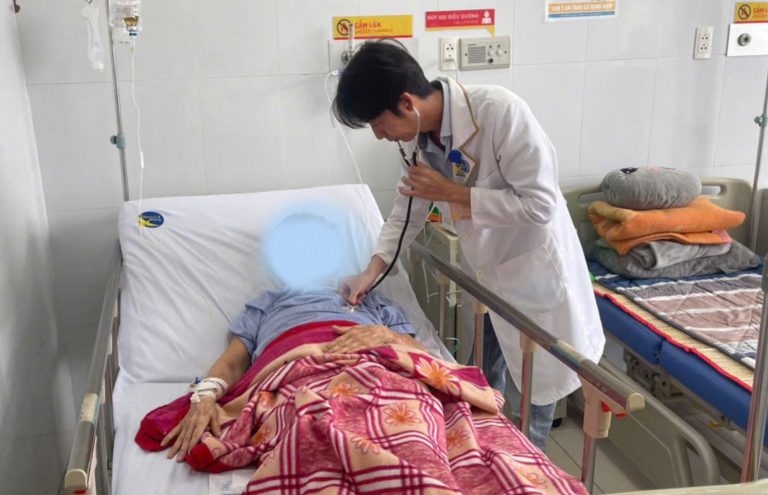 ĐI TIÊU PHÂN ĐEN, NGƯỜI PHỤ NỮ 71 TUỔI RƠI VÀO SỐC MẤT MÁU