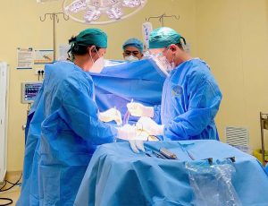 Ảnh ghi nhận trong ca phẫu thuật cho bệnh nhân nhiễm trùng huyết, áp xe tuỷ sống