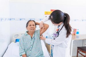Bác sĩ thăm khám bệnh bị ve mò cắn gây sốt kéo dài và nhiễm trùng huyết