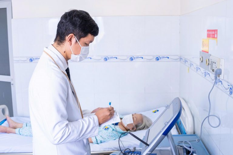 TƯỞNG MỆT MỎI, CHOÁNG VÁNG LÀ DO TUỔI GIÀ, CỤ BÀ 72 TUỔI PHÁT HIỆN SUY NÚT XOANG