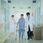 90 PHÚT PHẪU THUẬT VÀ 48 GIỜ ĐỂ ĐI LẠI BÌNH THƯỜNG SAU NHIỀU NĂM ĐAU ĐỚN VÌ HOẠI TỬ CHỎM XƯƠNG ĐÙI