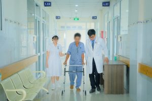Bác sĩ tập đi lại cho bệnh nhân sau phẫu thuật hoại tử chỏm xương đùi