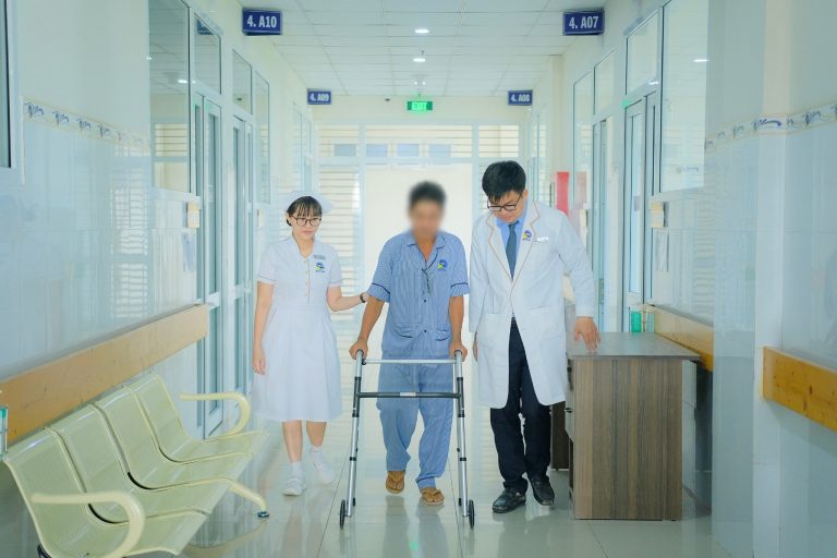 90 PHÚT PHẪU THUẬT VÀ 48 GIỜ ĐỂ ĐI LẠI BÌNH THƯỜNG SAU NHIỀU NĂM ĐAU ĐỚN VÌ HOẠI TỬ CHỎM XƯƠNG ĐÙI