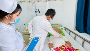 Bác sĩ thăm khám bệnh nhân COPD