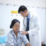 TIẾP XÚC CON TRAI BỊ THỦY ĐẬU, NGƯỜI MẸ 60 TUỔI BIẾN CHỨNG VIÊM PHỔI NẶNG