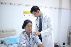 Hình ảnh bác sĩ thăm khám bệnh nhân biến chứng thuỷ đậu