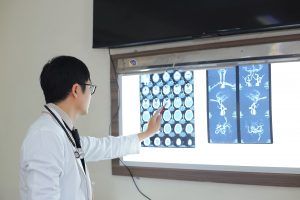 Bác sĩ xem cận lâm sàng