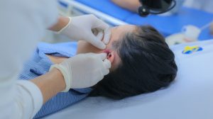 Bác sĩ thăm khám tình trạng bệnh nhân rò luân nhĩ