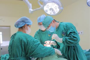 Ekip phẫu thuật kết hợp xương đường trong miệng điều trị thành công gãy xương hàm dưới hai vị trí