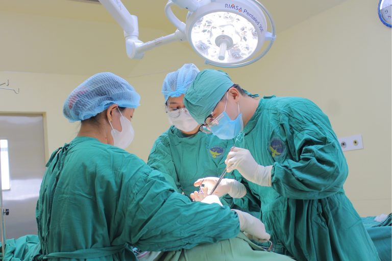 PHẪU THUẬT KẾT HỢP XƯƠNG ĐƯỜNG TRONG MIỆNG ĐIỀU TRỊ THÀNH CÔNG GÃY XƯƠNG HÀM DƯỚI HAI VỊ TRÍ