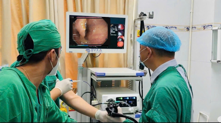 UỐNG NƯỚC VÔ TÌNH NUỐT LUÔN HÀM RĂNG GIẢ MÀ KHÔNG HAY BIẾT