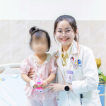 BÉ GÁI 30 THÁNG TUỔI NUỐT ĐINH VÍT DÀI 3CM TRONG LÚC VUI CHƠI