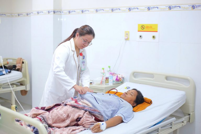 SỐT CAO KÉO DÀI, VIÊM GAN CẤP TỪ MỘT VẾT ĐỐT