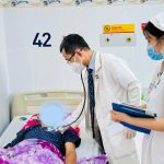 HO RA MÁU ĐỎ TƯƠI, NGƯỜI ĐÀN ÔNG 49 TUỔI PHÁT HIỆN LAO PHỔI – VIÊM PHỔI