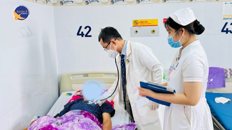 HO RA MÁU ĐỎ TƯƠI, NGƯỜI ĐÀN ÔNG 49 TUỔI PHÁT HIỆN LAO PHỔI – VIÊM PHỔI